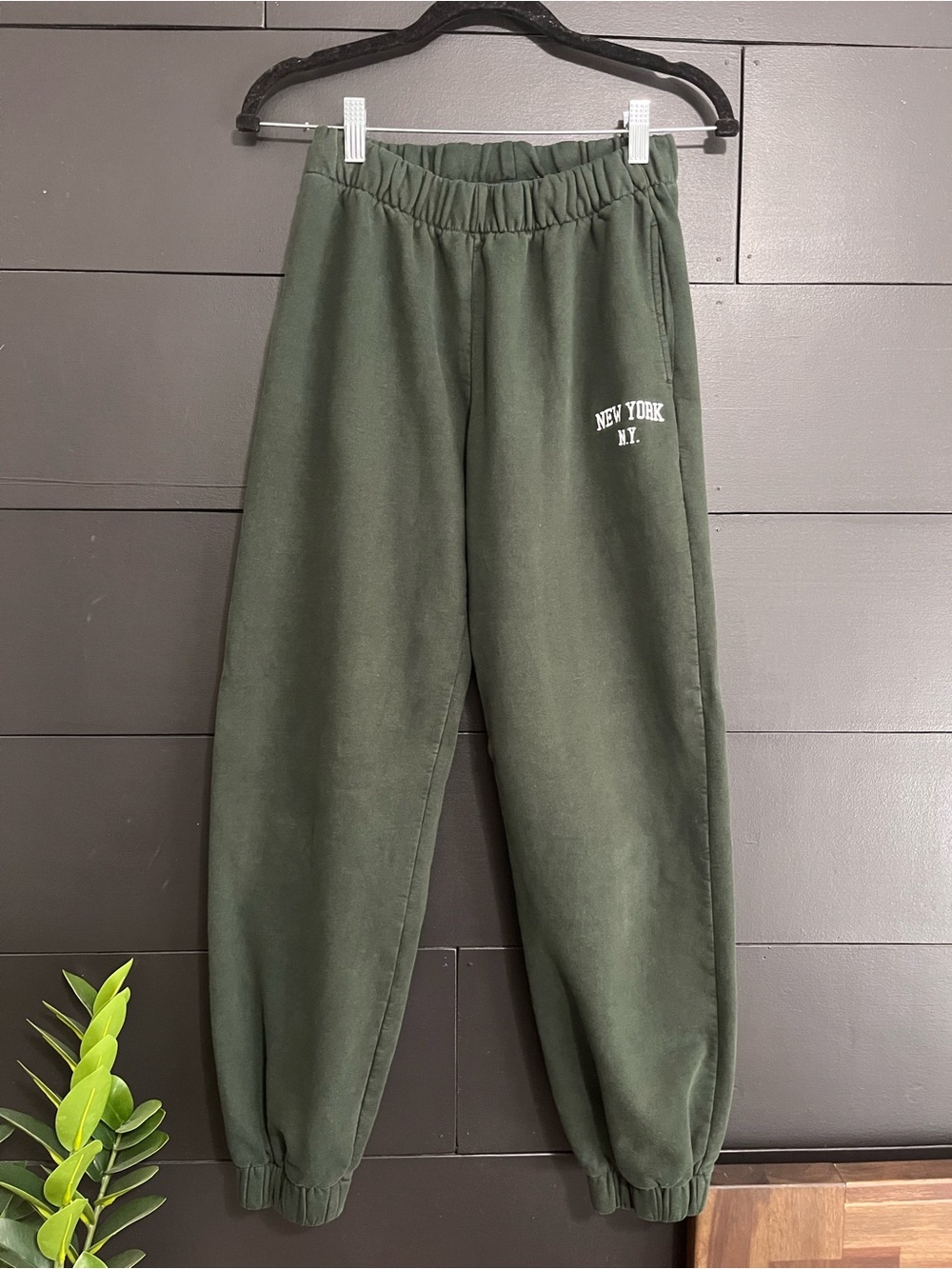 BRANDY MELVILLE Green New York Jogger Sweatpants Pockets Women’s One Size EUC